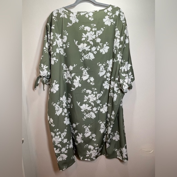 NWT BloomChic Floral Print Short Sleeve V
Neck Midi Dress Size 30 - Picture 6 of 7